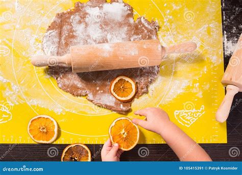 Fabricaci N De Las Galletas Del Pan De Jengibre Para La Navidad Imagen