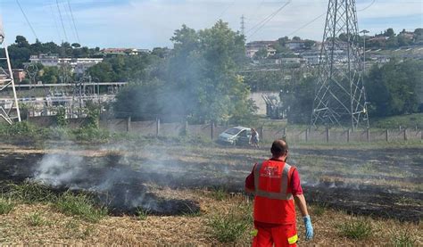 Accusa Un Malore Mentre Guida E Finisce Con L Auto Nel Campo