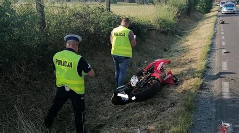 Jarocin Motocyklista uderzył w drzewo i zginął Nie miał uprawnień do