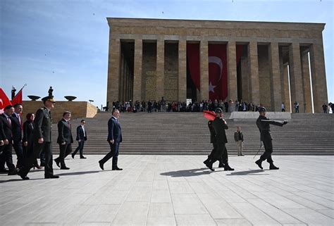 Gen Lik Ve Spor Bakan Bak An Tkabir I Ziyaret Etti