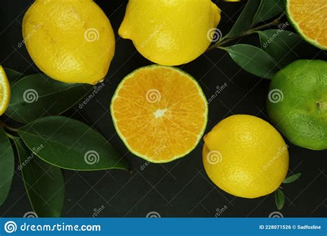 Grupo De Limones Con Hojas Aisladas En El Fondo Foto De Archivo