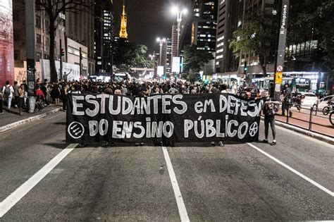 Diário Ato pela Educação secundaristas na avenida Diário de Tempos