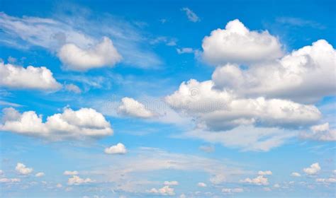 Perfekter Blauer Himmel Mit Wei En Wolken Stockfoto Bild Von Umgebung