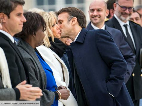 Rare démonstration daffection dEmmanuel Macron qui embrasse son