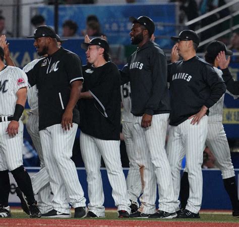 ＜交流戦 ロ・ヤ＞ヤクルトに勝利しナインを出迎えるメルセデス（左端）と吉井監督（右端）（撮影・沢田 明徳） ― スポニチ Sponichi