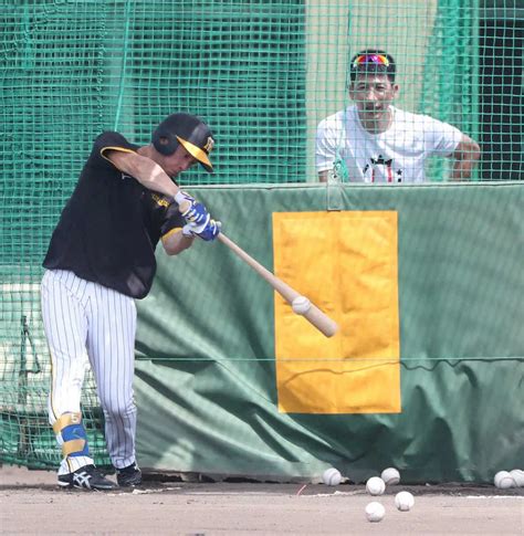 ＜阪神練習＞矢野監督（右）が見つめる中、打撃練習する近本 （撮影・奥 調） ― スポニチ Sponichi Annex 野球