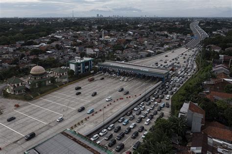 FOTO Kepadatan Arus Kendaraan Di Tol Desari