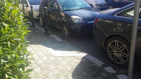 Campobasso Linciviltà Degli Automobilisti Vetture Parcheggiate Davanti Agli Scivoli Per