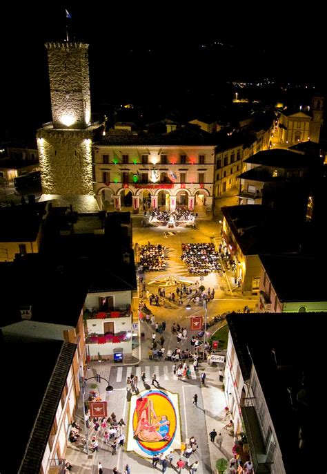 Grand Tour Delle Marche A Castelraimondo Il Rito Dellinfiorata