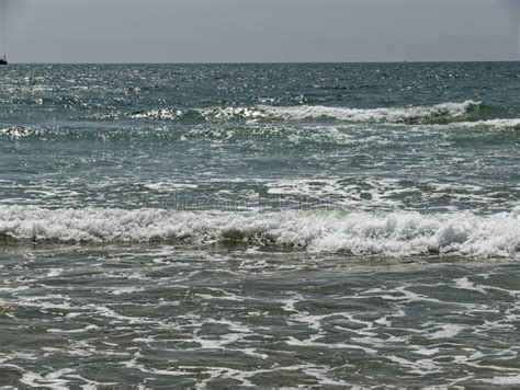 Lindas Ondas Do Mar Espuma Azul E Cor Turquesa Foto De Stock