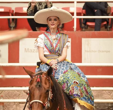 Pin De Herradura De Oro En Charreria Traje De Mariachi Mujer