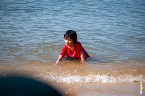 Berkelah Dan Bermandi Manda Di Pantai Teluk Bayu Teluk Kumbar Pulau