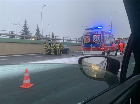 Kolizje i wypadki Ślisko na drogach regionu po pierwszych opadach