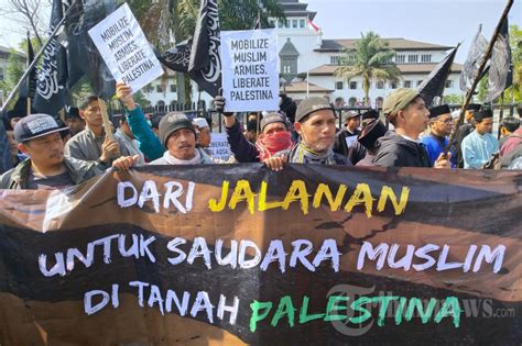 Aksi Damai Bela Palestina Di Depan Gedung Sate Foto