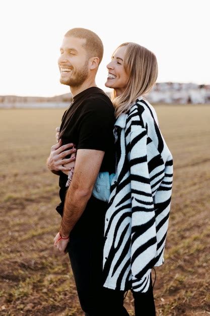 Una Pareja Bes Ndose En El Campo Abraz A Un Novio Y Una Novia