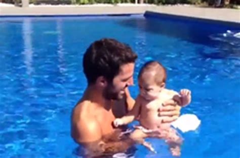 Cesc Fábregas un auténtico padrazo en la piscina con su hija