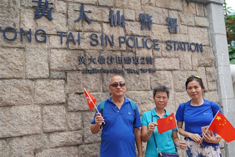 多圖 香港今日全民撐警 市民自發赴多個警署感謝 香港商報