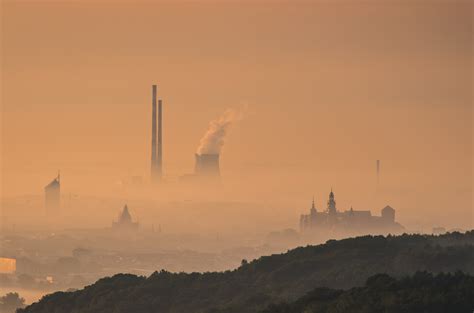 Uwaga smog Południowa Polska oddycha dziś trującym powietrzem