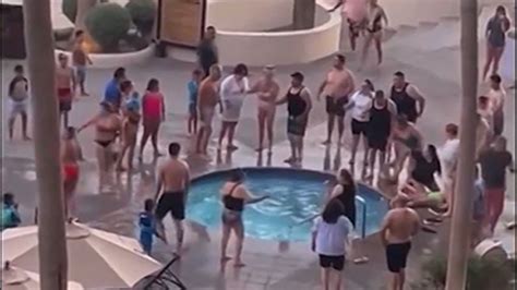 People Allegedly Electrocuted In Hot Tub At Mexican Resort CPR