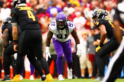 Vikings Harrison Phillips Patrick Jones Praying For Damar Hamlin A