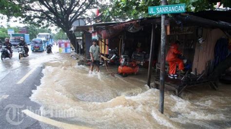 FOTO Drainase Buruk Air Meluap Di Jl Sanrangan Makassar Tribun