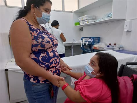 Adolescente faz tratamento de doença rara no Hospital Dom Malan em