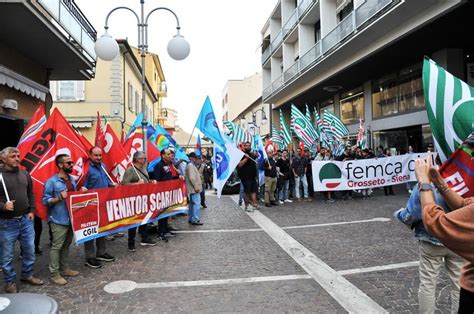 Venator Tutti In Piazza A Fianco Dei Lavoratori Video Il Tirreno