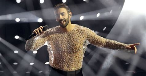 Sanremo Mengoni Con La Gonna Sul Palco Dell Ariston Ecco Il Look