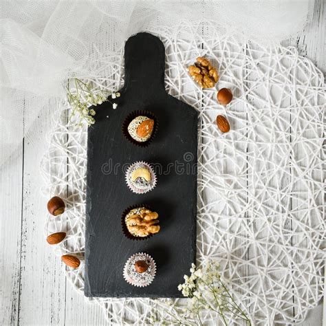 Nueces De Almendra Y Avellanas En Cuencos De Madera En Un Puesto De