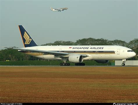 V Srd Singapore Airlines Boeing Er Photo By Frikkie Id