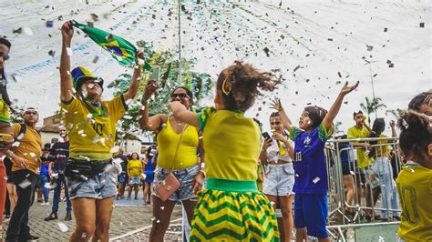 Torcedores Se Re Nem No Ita Fan Fest E Festejam Vit Ria Do Brasil No