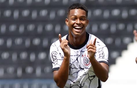 Lateral Sai Do Corinthians E Fecha Outro Clube Paulista