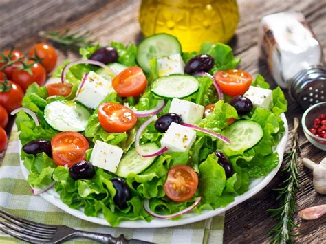 Ensalada Con Queso De Cabra Tomate Y Aceitunas Estilo Griego