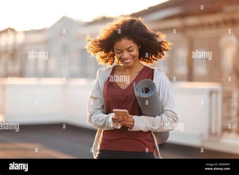 Junge Sportliche Gl Ckliche Afroamerikanische Frau In Sportbekleidung