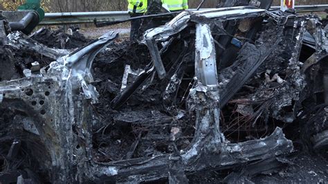 NonstopNews Audi Rammt An Baustellenampel Stehenden Pkw Und Prallt