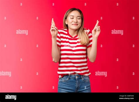 Plein d espoir rêveur tendre blonde asiatique mignon fille yeux proches sourire gai croire rêve