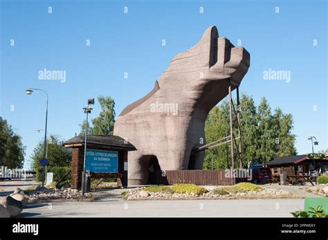 A wooden 13 m high bear sculpture Sveg, Härjedalen Municipality in ...