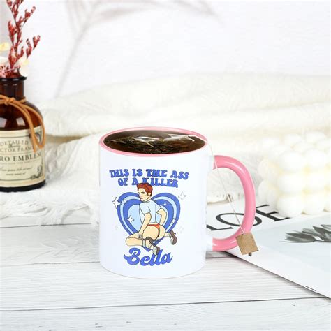 Taza con texto en inglés This Is The Ass Of A Killer Bella divertida