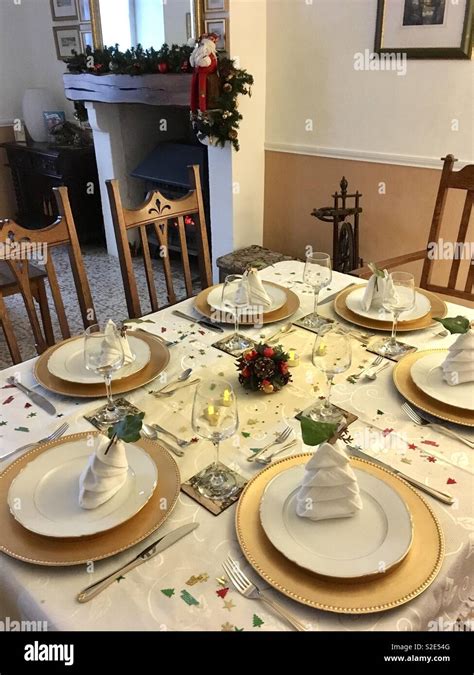 Christmas table setting Stock Photo - Alamy