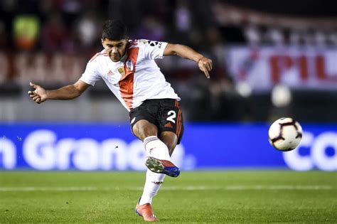 Vasco Negocia A Contrata O Do Zagueiro Robert Rojas Do River Plate