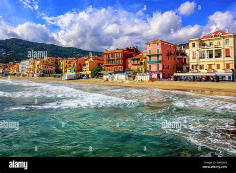 Plage De Sable Fin De La M Diterran E Dans La Ville Touristique De