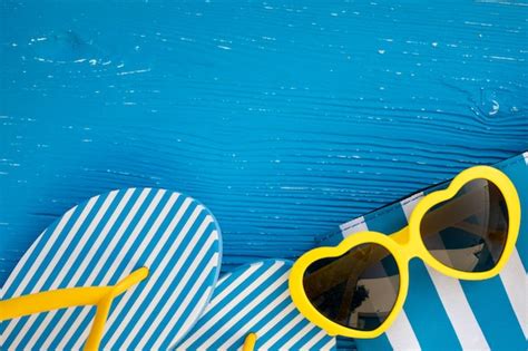 Chanclas De Playa Y Gafas De Sol Sobre Fondo De Madera Azul Vacaciones