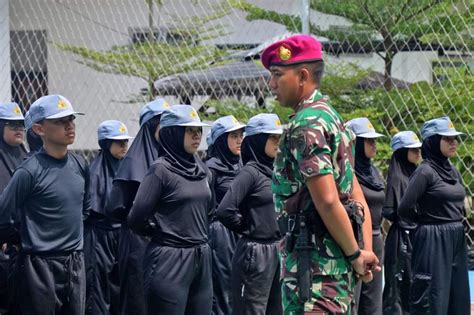 Prajurit Yonif 1 Marinir Latih Disiplin Paskibraka Siswa Sman 7