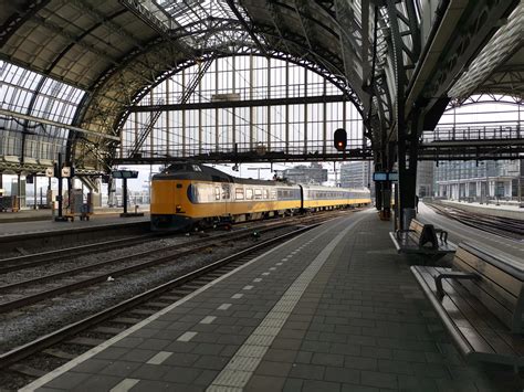 Amsterdam Centraal : trains