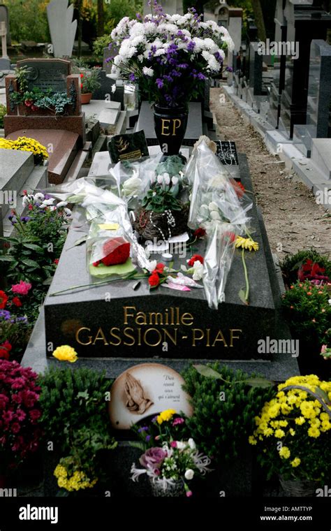 Edith Piaf S Tombe Dans Le Cimeti Re Du P Re Lachaise Paris France