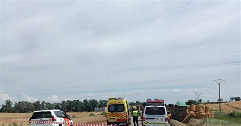 El vuelco de un camión que transportaba pacas de paja obliga a cortar