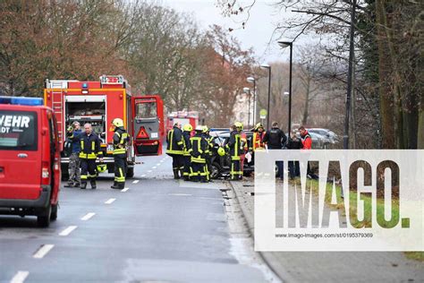 Schönau Berzdorf PKW kracht frontal gegen Baum Eine Person schwerst