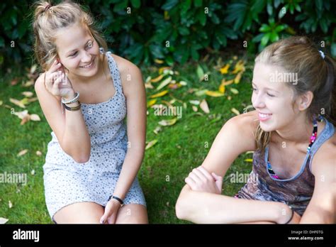 Deux Filles Assises Dans Le Parc Banque De Photographies Et D’images à Haute Résolution Alamy