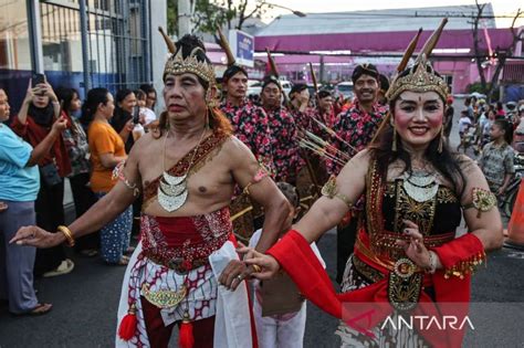 Warga Semarang Gelar Kirab Tradisi Sedekah Bumi Sebagai Wujud Rasa