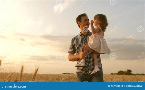 Niño En Los Brazos Del Padre Hija Y Padre Pequeños Están Jugando En Un